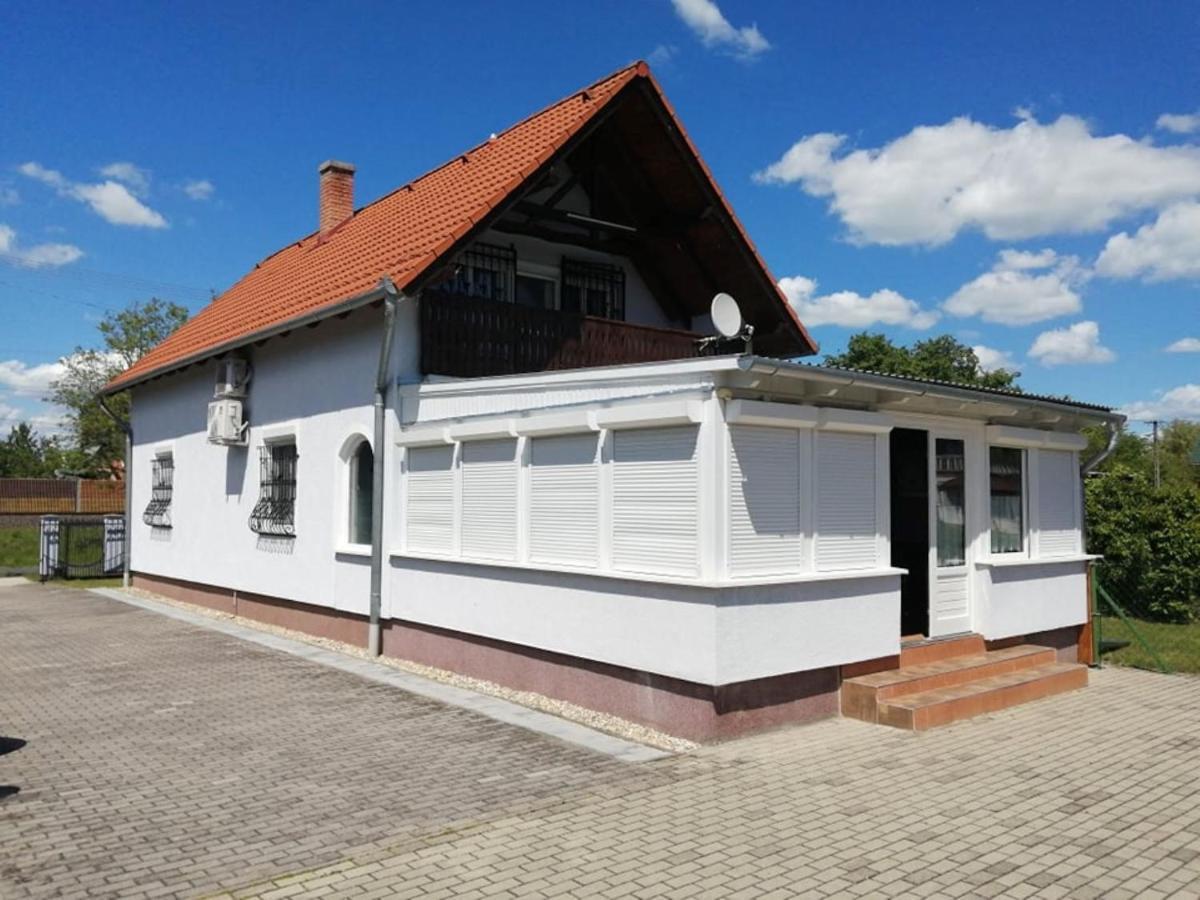 Schoenes Ferienhaus Mit Grossen Pool 250 M Vom Balaton Balatonmáriafürdő Dış mekan fotoğraf
